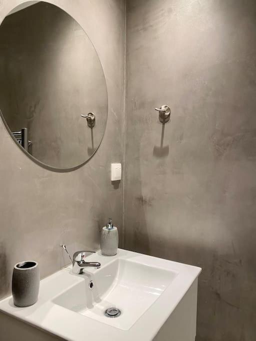 A Place 4U No10 - Garden-Level Getaway 2 Bedroom 2 Bathroom Apartment With Yard Athén Kültér fotó